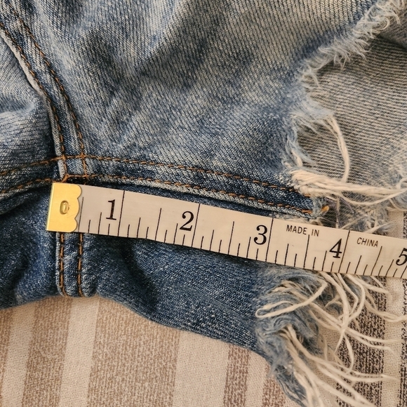 WE THE FREE JESSIE CARPENTER DISTRESSED HEM DENIM SHORTS SIZE 24 - Picture 11 of 14
